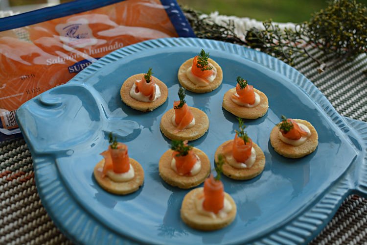 blinis-caseros-con-salmon-ahumado-y-mayonesa-de-wasabi-04