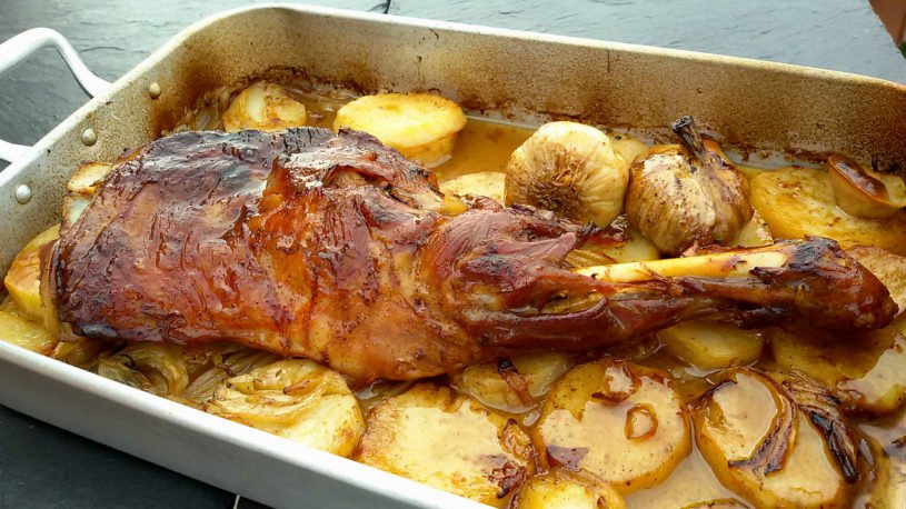 cordero-asado-con-patatas-panadera-1-815×458