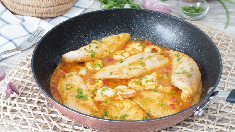 filetes-de-pescado-en-salsa-de-gambas-receta-facil