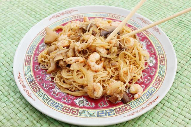 Fideos-de-arroz-con-gambas-y-setas