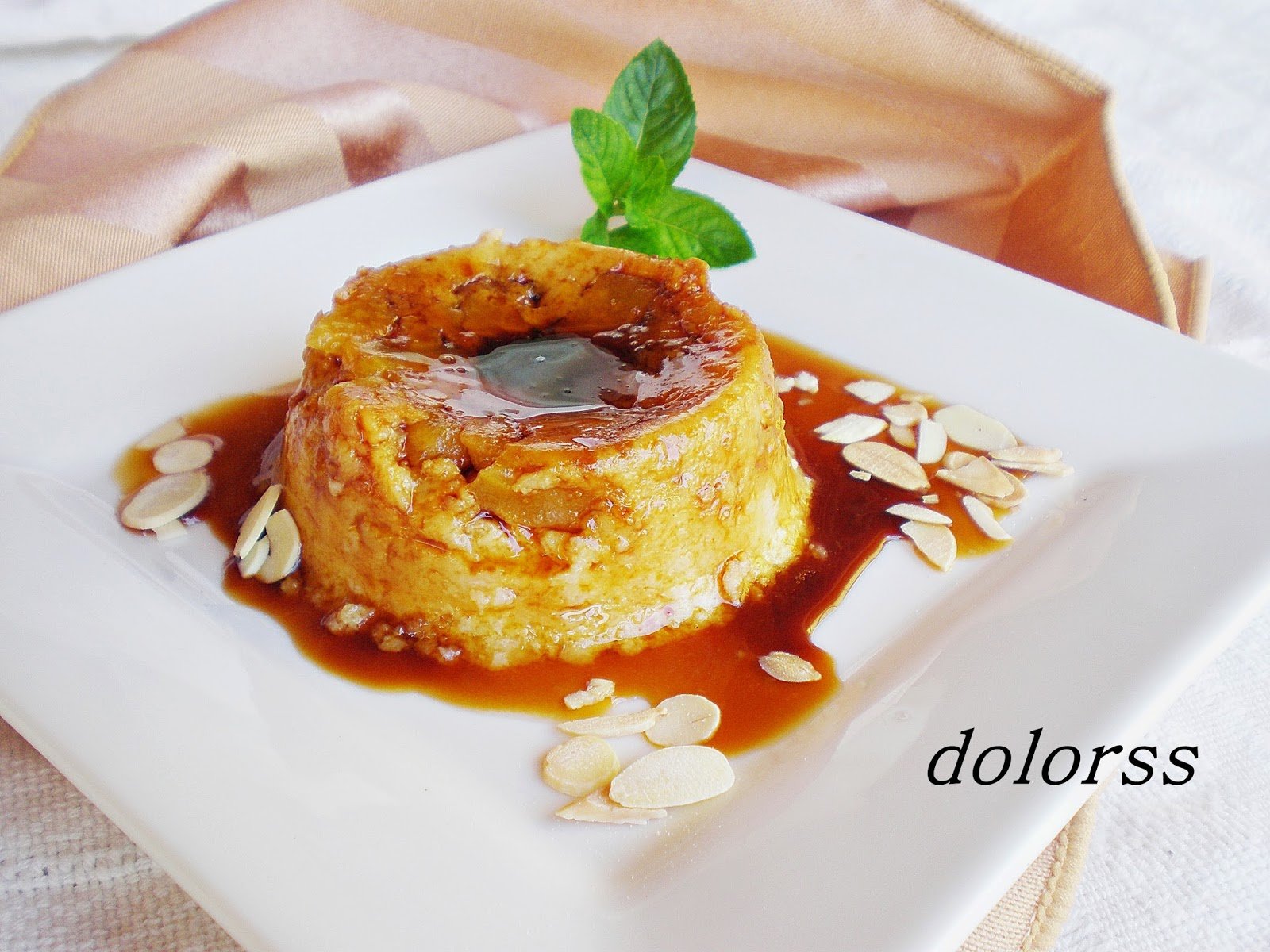 Flan de manzana con bizcochos y almendra