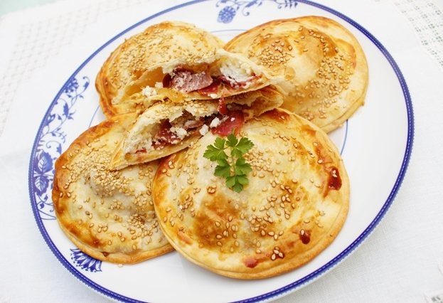 Empanadillas-de-cebolla-caramelizada-jamon-y-queso-de-cabra