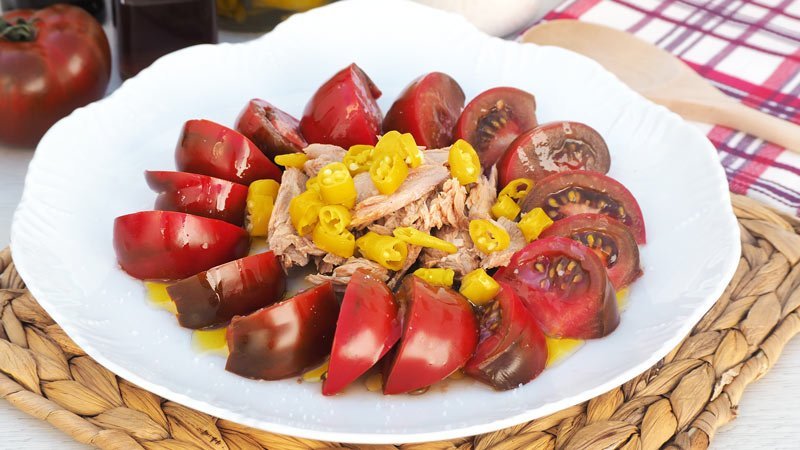 ensalada-de-tomate-meval-y-guindillas