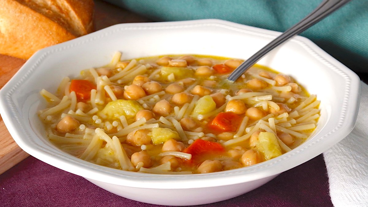 sopa-de-garbanzos-y-fideos-1