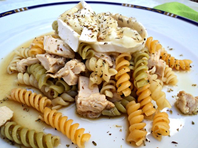 Ensalada-de-pasta-pollo-y-queso-de-cabra