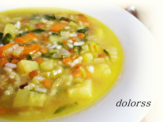 Sopa de hortalizas y lentejas con arroz