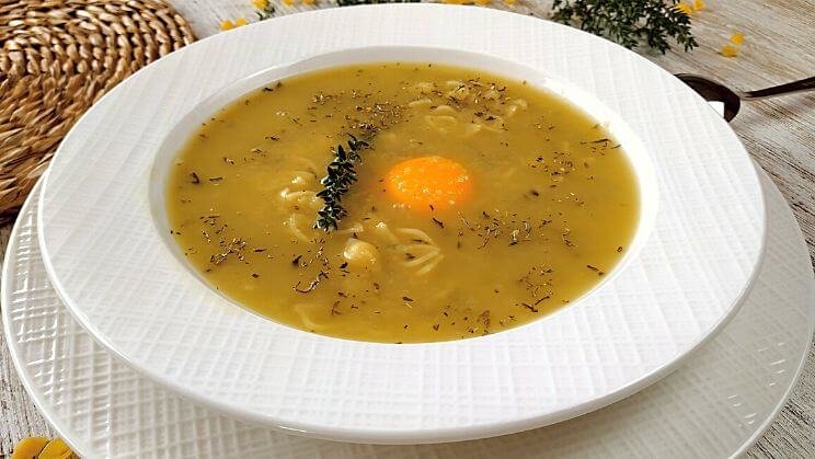 Sopa-de-pan-rallado-y-tomillo