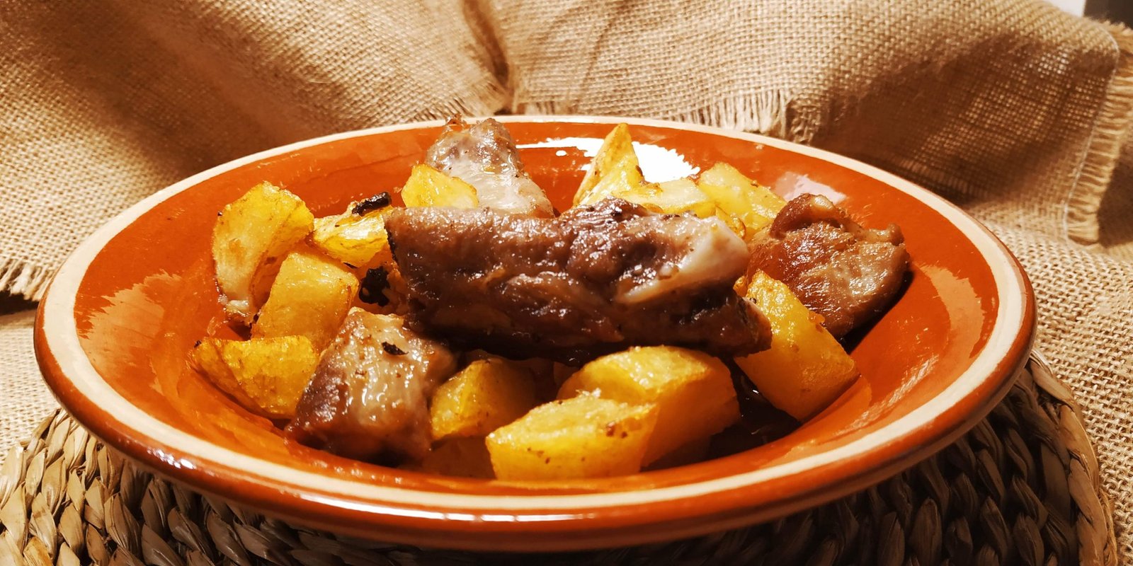 patatas_y_costilla_al_ajillo