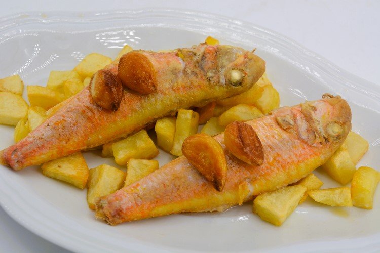 Salmonetes con patatas al ajillo, receta fácil y sabrosa