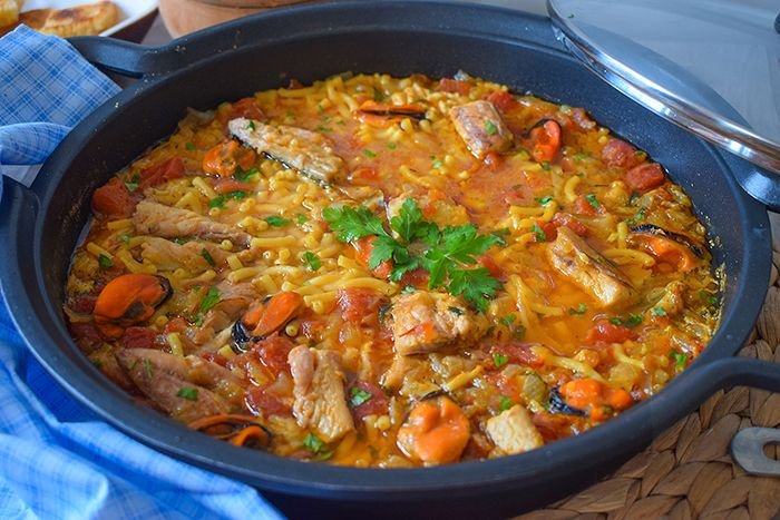 RECETA DE FIDEOS guisados con caballa y mejillones