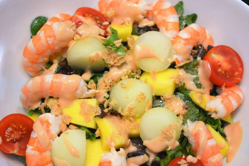 Ensalada completa con langostinos y frutas tropicales