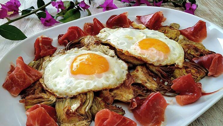 Huevos a la plancha con jamón y alcachofas