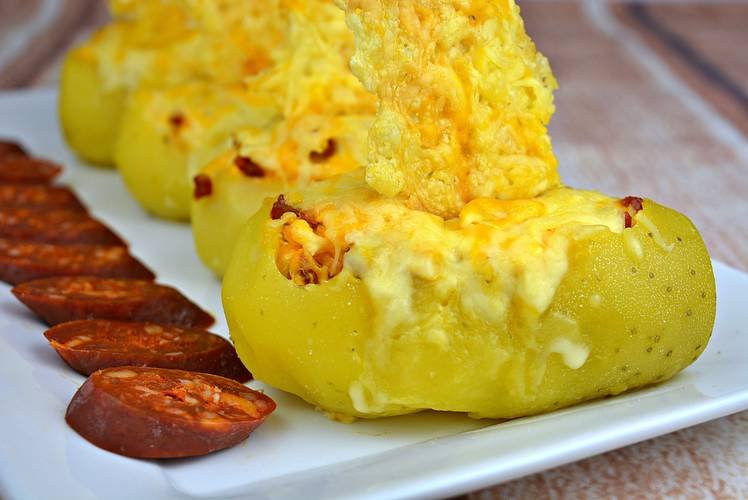 patatas-rellenas-con-revuelto-de-chorizo