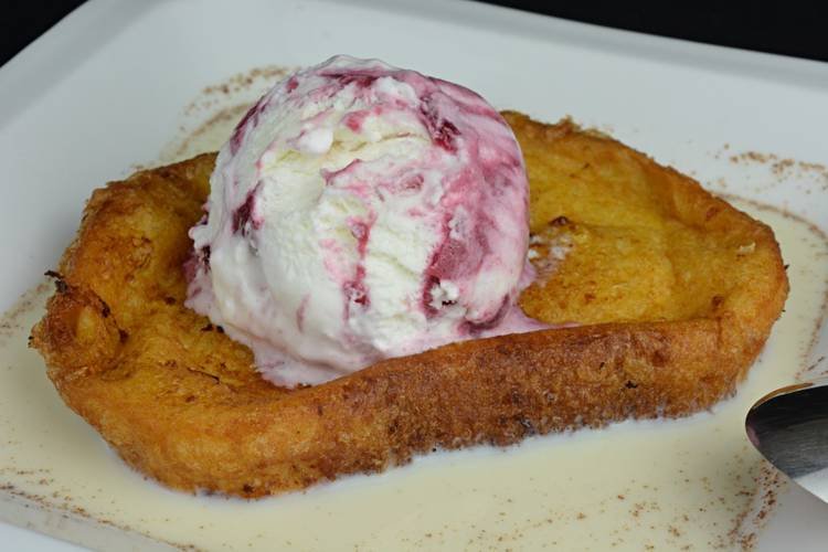 torrijas-con-helado-y-sopa-de-leche-condensada