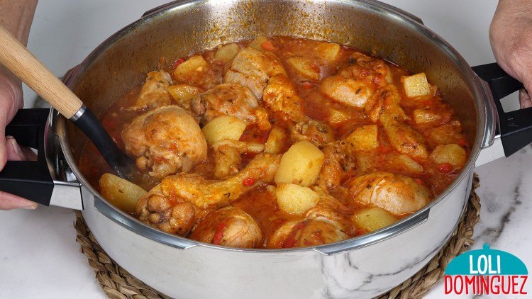 Guiso de pollo con patatas. Saludable y delicioso guiso