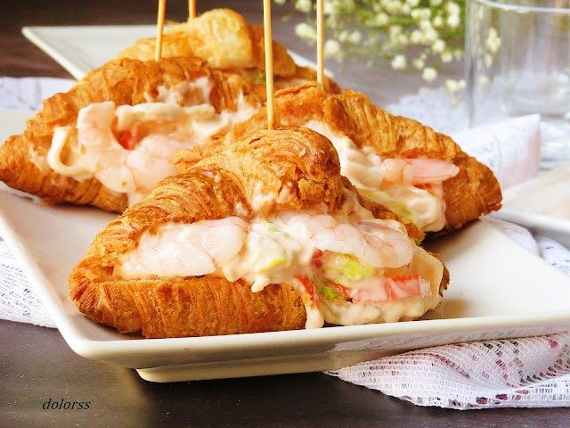 N. Croissant relleno de gambas y salsa rosa