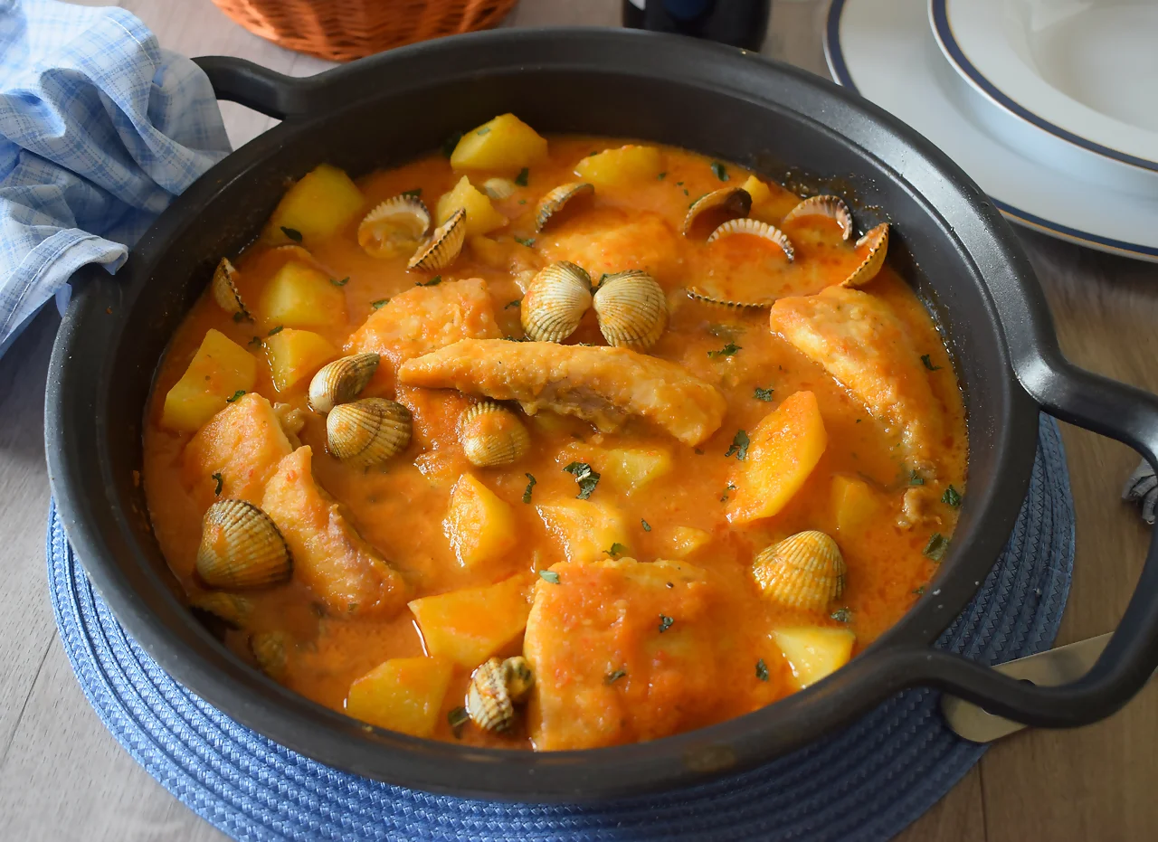 Guiso de patatas con pescado y berberechos